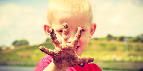 Daumen lutschende oder Nägel beissende Kinder entwickeln laut einer Studie aus Neuseeland weniger Allergien.